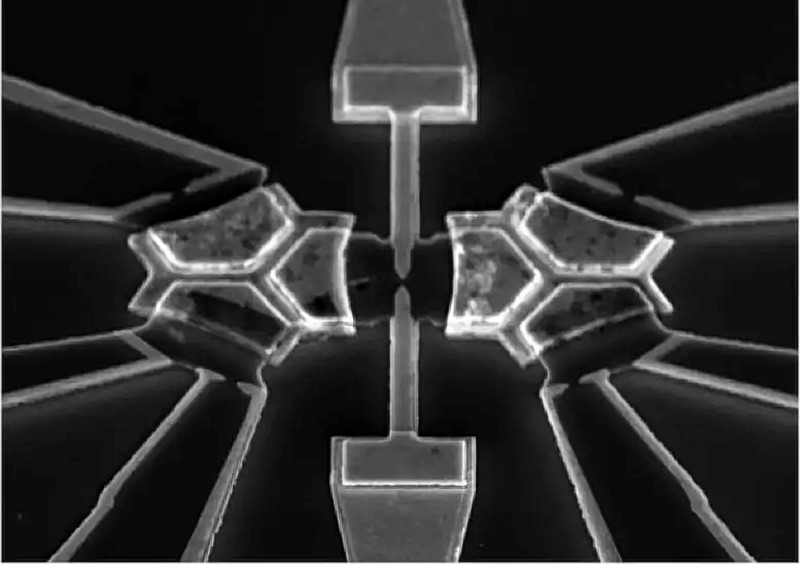Fotomikrografija novog kvantnog simulatora koji sadrži dvije metalne poluvodičke komponente nano veličine ugrađene u elektronički sklop