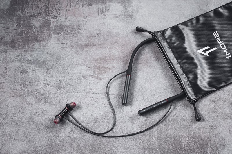 Osim futrole za prenošenje, u kutiji se dobivaju zamjenski silikonski umeci za uši (tri veličine), kao i kabel za žično spajanje slušalica s izvorom zvuka, u slučaju da on ne podržava Bluetooth. Žični rad bez baterije nije moguć – slušalice još uvijek moraju biti barem malo napunjene da bi na ovaj način svirale