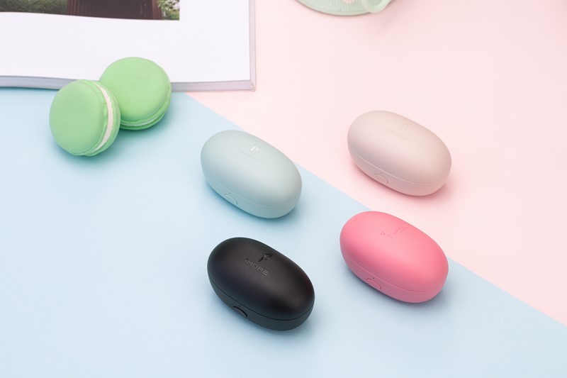 Osim u crnoj, slušalice i kutijice za prenošenje i punjenje dostupne su u zlatnoj, ružičastoj i pastelno zelenoj boji