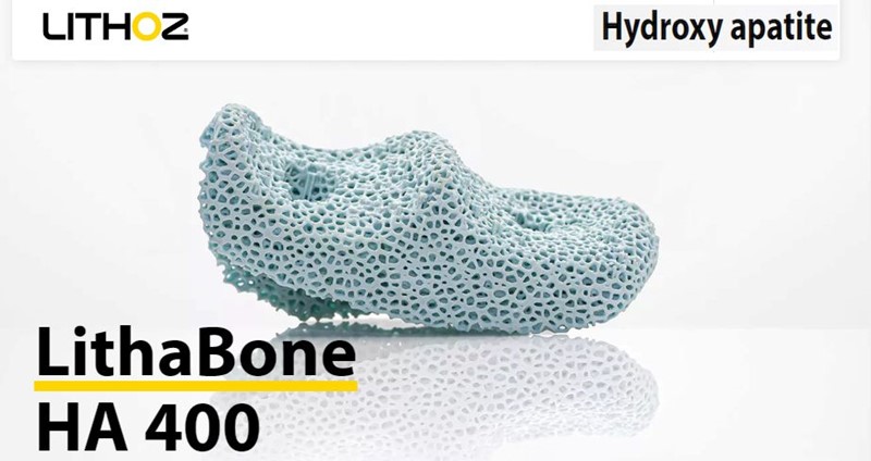 Porozna struktura koštanog implantata LithaBone HA 400 pripravna za kiruršku ugradnju u kost 📷  Lithoz