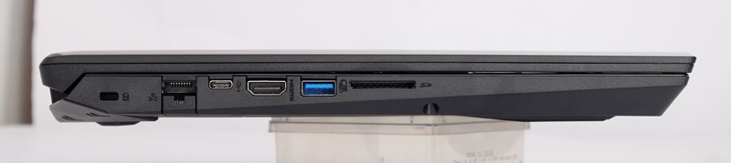 Na lijevom boku su: gigabitni mrežni konektor, USB-C 3.1 Gen1, HDMI 2.0, USB 3.1 Gen1, čitač SD kartica