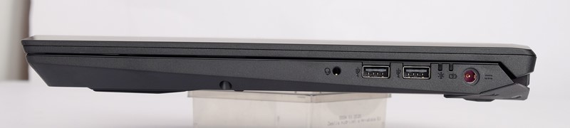 Na desnom boku su: konektor za napajanje, notifikacijske LED-ice, dva USB-a 2.0, konektor za slušalice