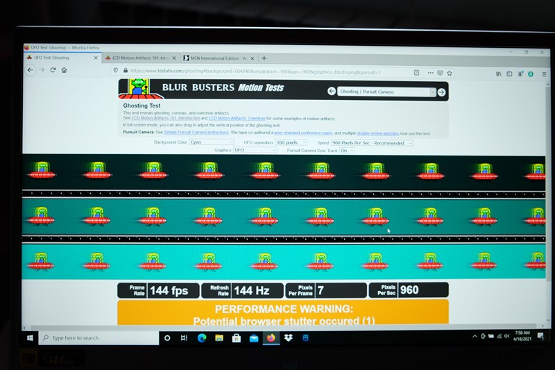 Iako nazivno brz zbog osvježavanja od 144 Hz, ekran je temeljen na panelu sa sporijim odzivom piksela, pa otuda i ghosting 