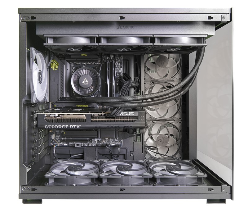 Pogled s boka pokazuje nam da je ADM u obje svoje konfiguracije koristio identično vodeno hlađenje u kombinaciji s ventilatorima na kućištu. Savjet: ventilatore na boku i dnu okrenite naopako, kako bi računalo postalo vizualno ljepše