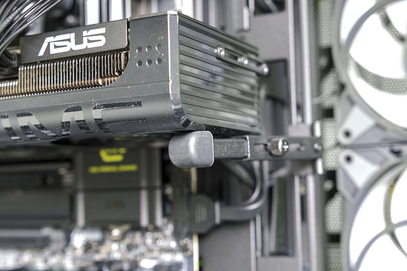 Be quietovo kućište Light Base 900 DX posjeduje gomilu funkcionalnosti, a jedna od njih je i praktični potporanj za grafičku karticu