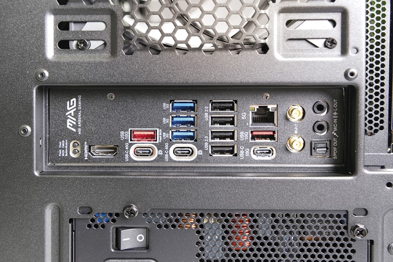 MSI-jeva matična ploča straga vrvi gomilom USB-ova u različitim varijantama, ali najviše hvalimo odlične mrežne mogućnosti te modernu integriranu zvučnu karticu