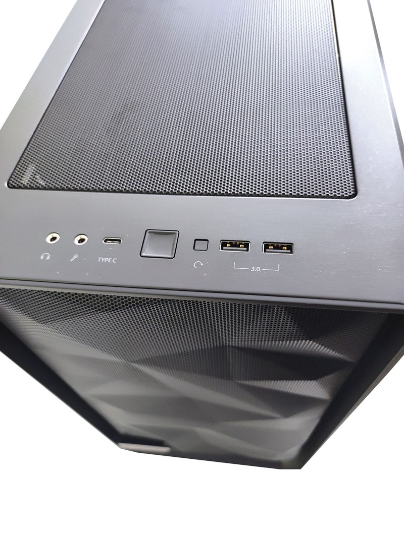 S prednje strane računala nalazimo ukupno tri USB priključka (jedan USB-C), kao i tipke za uključivanje i resetiranje, te priključke za slušalice i mikrofon