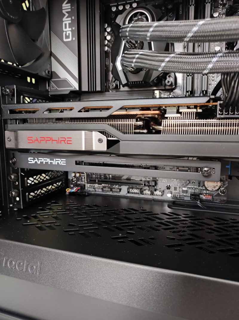 Poseban držač instaliran je ispod same grafičke kartice, kako bi se ona dodatno učvrstila, čime se smanjuje sila koja djeluje na PCIe utor na matičnoj ploči