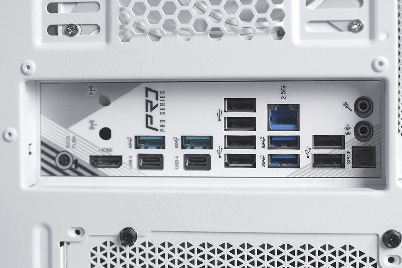 Pomalo neočekivano, ADM je svog bijelog Titana opremio matičnom pločom bez podrške za Wi-Fi. Ipak, uz malo vremena i dobre volje, na ploču je moguće ugraditi internu Wi-Fi karticu