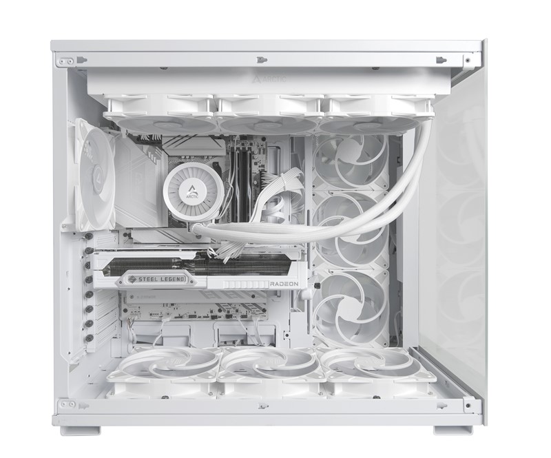Goleme dimenzije be quietova kućišta omogućile su ugradnju vodenog hlađenja s radijatorom duljine 420 mm, kao i čak sedam ventilatora. Jedina komponenta koja iskače iz bjeline, crni su moduli radne memorije