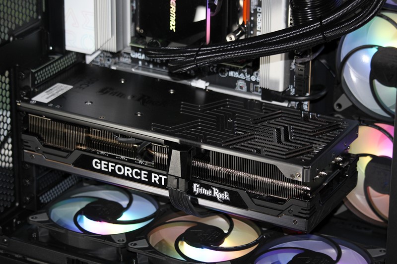 Palitova grafička kartica GeForce RTX 4090 lijepo se uklapa u računalo – kako estetski, tako i vrhunskim performansama