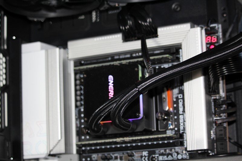 Enermaxovo vodeno hlađenje s 360-milimetarskim radijatorom uspješno izlazi na kraj s toplinom monstruoznog procesora