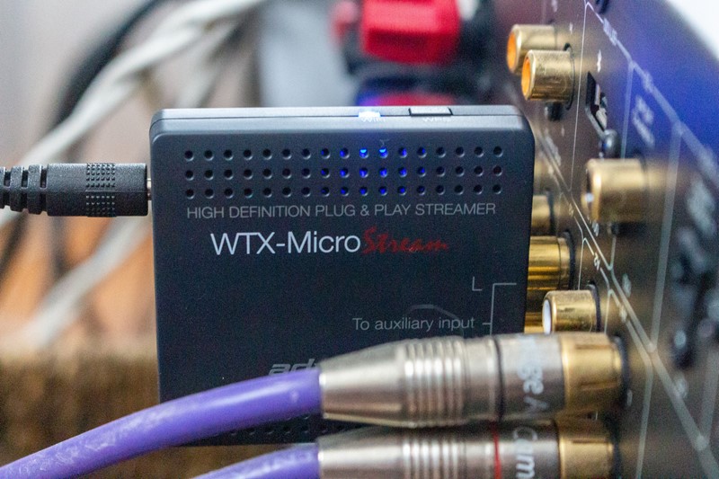 Ako vam konektori i kabeli na pojačalu, AV receiveru ili aktivnim zvučnicima ne dozvoljavaju izravno spajanje WTX-MicroStreama, možete si pomoći kupnjom “produžnog” RCA kabela. Na primjeru sa slike uređaj je izravno utaknut u analogni RCA ulaz na pojačalu 