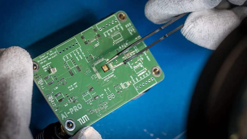 Čip veličine kvadratnog milimetra oponaša način na koji ljudski mozak obrađuje informacije, omogućujući mu samostalno učenje i funkcioniranje, a uz to troši do deset puta manje energije od konvencionalnih AI čipova 📷 Andreas Heddergott / TUM