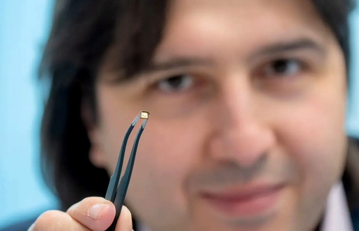 Dr. sc. Hussam Amrouch s novorazvijenim AI čipom nazvanim AI Pro 📷 Andreas Heddergott / TUM
