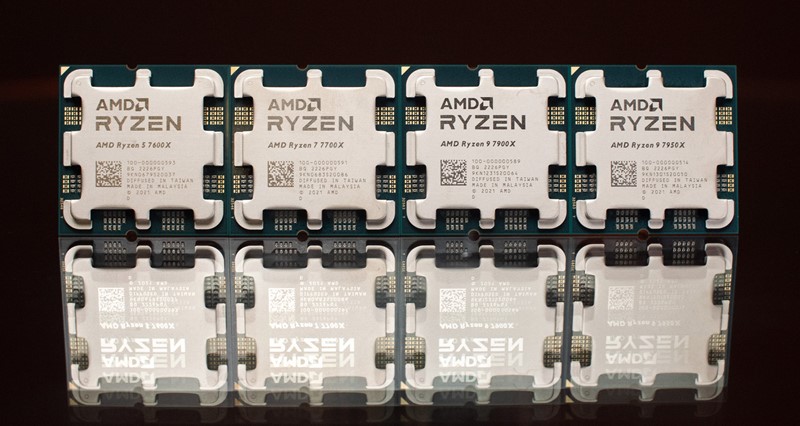 Ryzen 7700X zanimljiva je zvjerka – u aplikacijama je u prosjeku oko 15% brži od Ryzena 5 7600X, a u brojnim igrama doseže i nadmašuje oba nova Ryzena 9