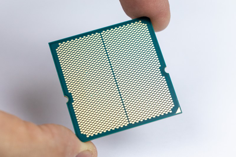 Svi novi Ryzeni, pa tako i 7700X, prešli su s PGA (Pin Grid Array) na LGA (Land Grid Array) tip socketa. Drugim riječima, pinovi više nisu na procesoru, već se nalaze na matičnoj ploči