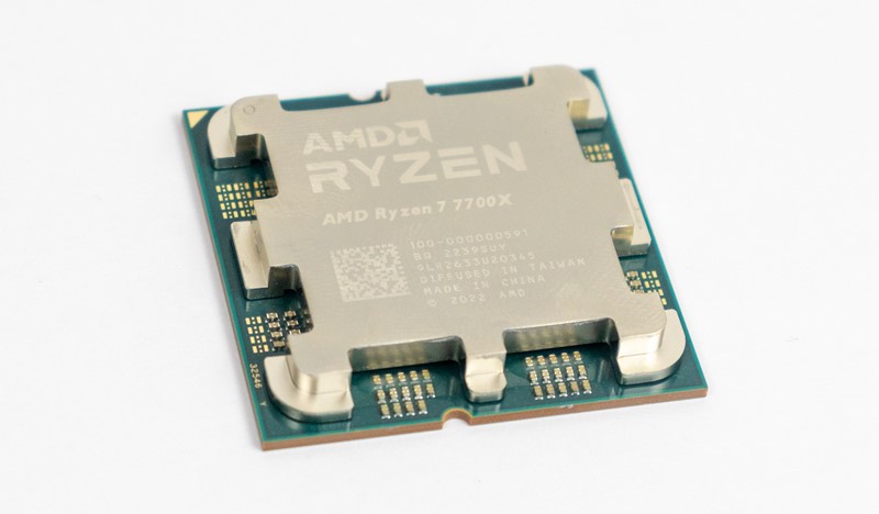 Od izlaska novih Ryzena, entuzijasti se svađaju je li njihov IHS (Integrated Heatspreader – pasivni hladnjak na gornjoj strani procesora) - predebeo. Neki pribjegavaju njegovom poliranju i prijavljuju pad temperatura od čak 10°C, ali to nipošto nije nešto što bismo savjetovali ikome kome je stalo do zadržavanja jamstva. Radije investirajte u pošteno hlađenje i prihvatite da su AMD-ovi novi procesori dizajnirani za rad na 95°C