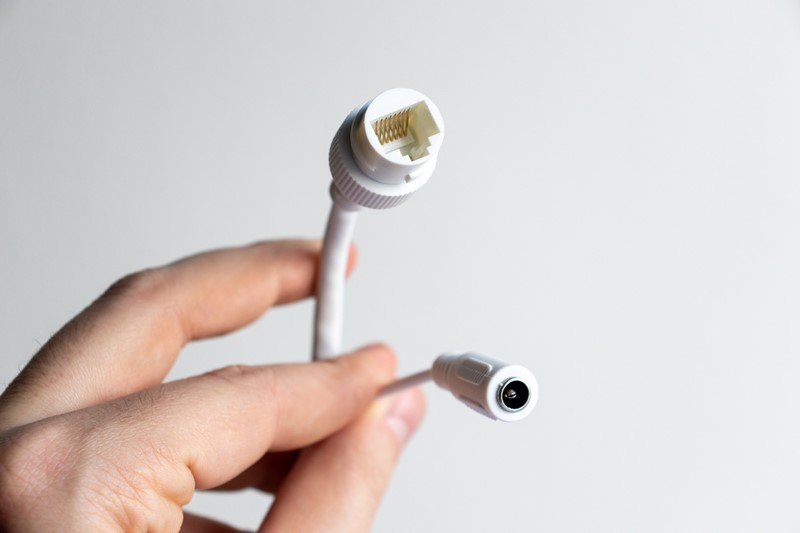 Iz kamere izlazi priključak vanjskog napajanja (potrebno ga je kupiti zasebno) te mrežni konektor, koji podržava PoE