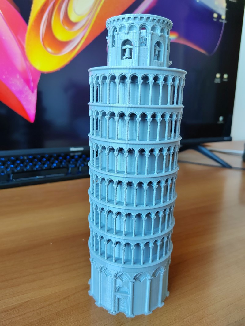 Kosi toranj u Pisi (postaje kosi kad se otisne i nakošeno postolje - dobro rješenje za sigurniji ispis). Za ispis ovoga 24 cm visokog tornja trebalo nam je 18 sati i 54 minute bez korištenja potpornjeva (support) i brzinom ispisa od 70 mm/s. Imajte na umu da su restlovi filamenta na zvoniku tu jer je ispis rađen bez ikakvih skela, tako da je tijekom premošćivanja (bridging) filament iscurio, ali su sva zvona izvrsno ispisana. Par sekundi sa side-cutter kliještima i problem restlova riješen