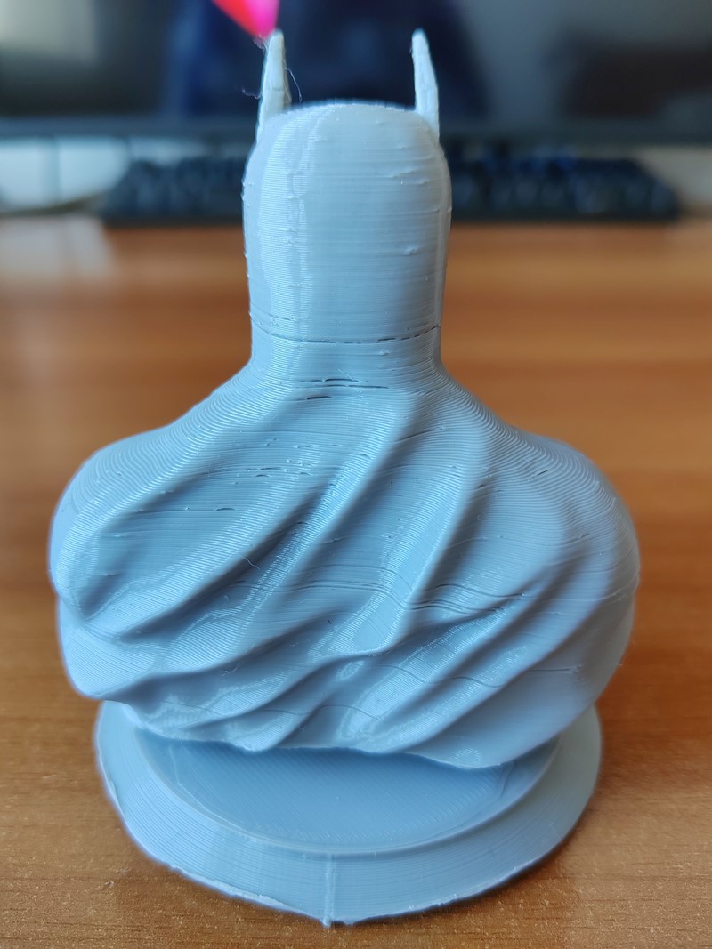 Vidljivi problemi s ispisom leđa nakaznog Batmana, a isto tako i prsišta, premda objekt nije uvećavan (100%) i očito problem s podekstruzijom