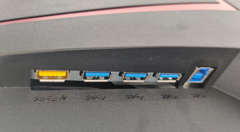 Straga je ugrađen 4-portni USB hub, ali s monitorom se ne isporučuje USB upstream kabel, potreban za njegov rad. Stoga ćete ga morati kupiti naknadno
