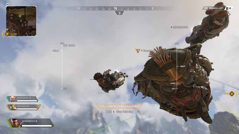 Skok iz vedra neba – sukladno pravilima Battle Royalea, meč počinje skokom iz letjelice, no u Apexu svaki  tim ima jumpmastera koji za vrijeme skoka upravlja grupom, ne bi li svi lakše sletjeli na isto mjesto