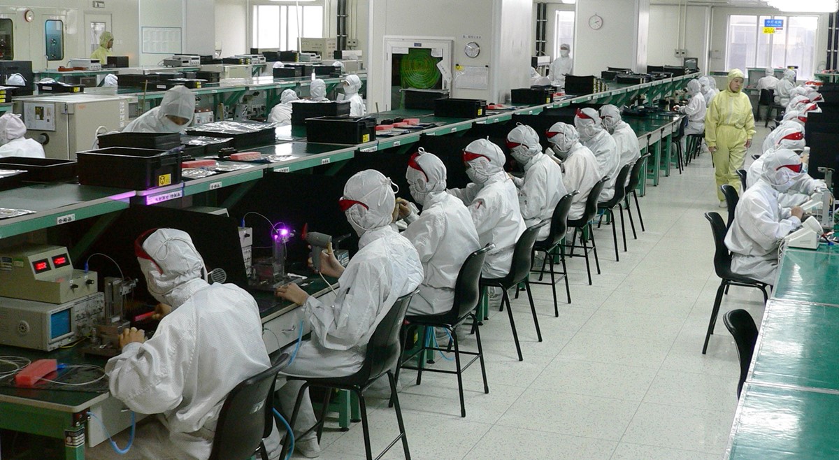 Jedna od proizvodnih linija u Foxconnovoj tvornici u Shenzhenu. Kina 📷 Izvor: Wikipedia, Steve Jurvetson CC BY 2.0