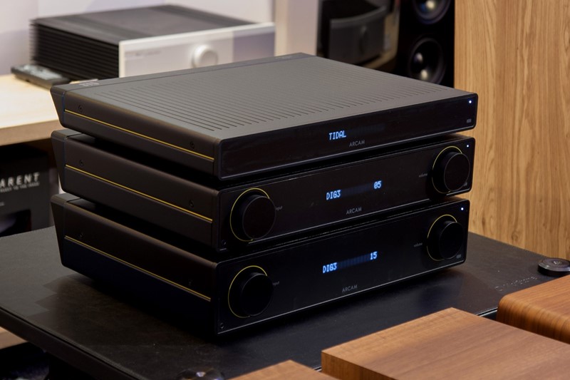 Dolje ARCAM A15, u sredini, A5, na vrhu streamer ST5, u trajnom setupu radi ispravnog hlađenja pojačalo stavite na vrh