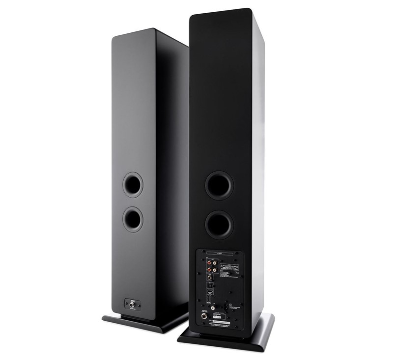 Oba zvučnika straga imaju dva bas-refleksna otvora. Sva sučelja nalaze se na lijevom zvučniku, koji je s desnim potrebno povezati pomoću priloženog petmetarskog kabela