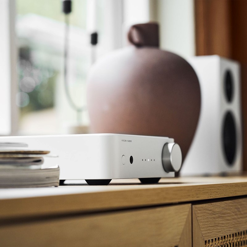 Kontrole na prednjoj strani uređaja nisu se značajnije promijenile u odnosu na starija Argonova pojačala