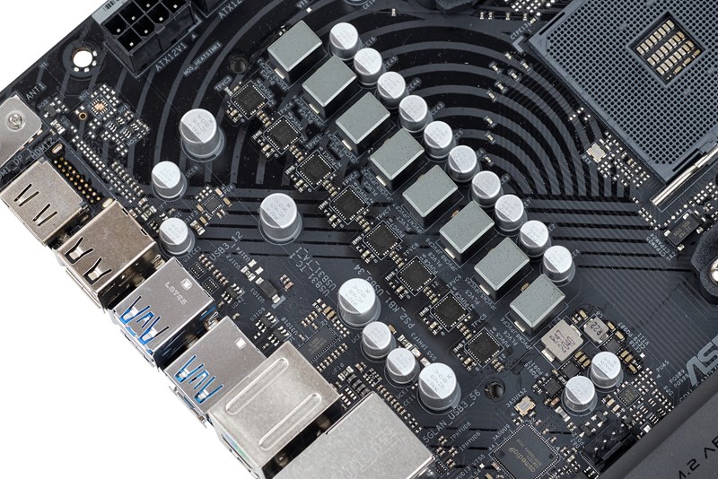 Iza skromnog hladnjaka skriveno je osam 50-amperskih faza koje napajaju jezgre procesora. Pristojno rješenje, no nije overklokiranje Ryzena 9