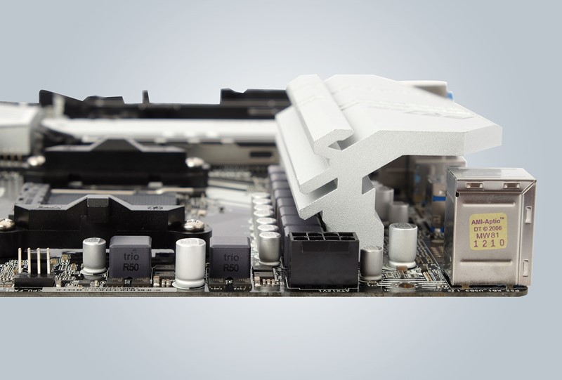 Hlađenje naponskog modula postavljeno je samo na primarnu granu elektronike. Hladnjak je pristojne veličine, no nije dobro dizajniran. Toplo preporučamo da nešto puše po njemu