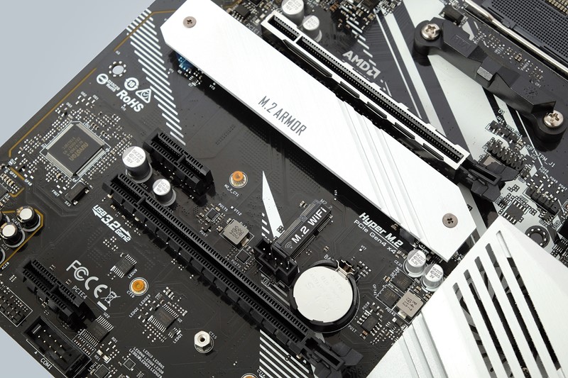 Ispod primarnog M.2 konektora za SSD-ove nalazi se kratki M.2 konektor za Wi-Fi kartice koje je moguće naknadno kupiti za sitan novac