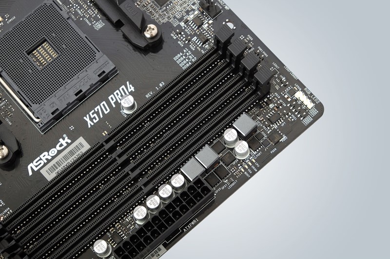 Memorijski utori vrlo su blizu prvog PCIe utora što će stvarati probleme u kombinaciji s velikim CPU hladnjacima. Desno od utora smještena je jednostavna led dijagnostika