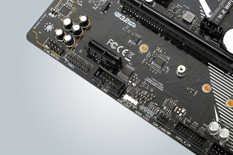   Ploča ima čak tri konektora za spajanje RGB traka, no sâma nema RGB osvjetljenje. U donjem dijelu smješten je i jedan od ukupno pet konektora za ventilatore¸ 