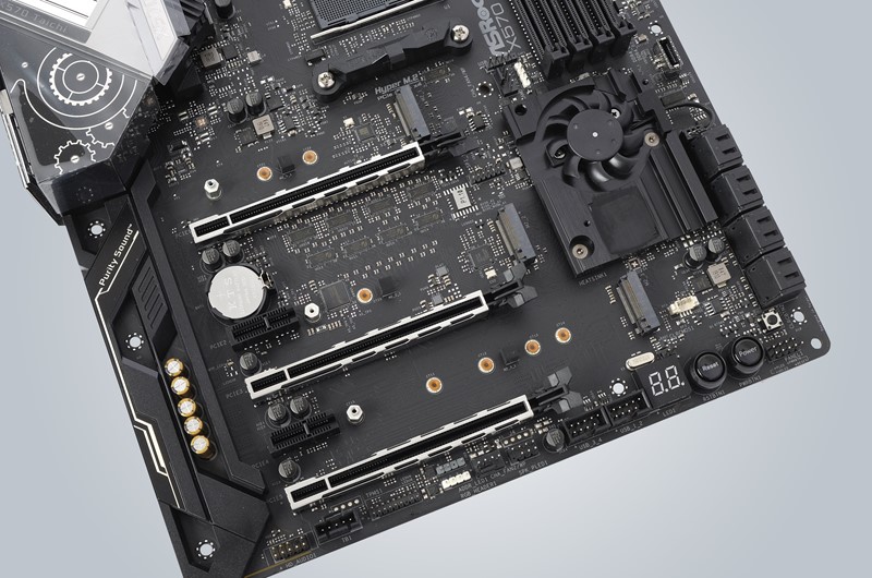 Taichi nudi čak tri M.2 utora, od kojih sva tri podržavaju maksimalnu NVMe brzinu preko PCIe 4.0 sučelja. Jedini problematični dio je zajednički hladnjak svih modula, pa i sâmog čipseta