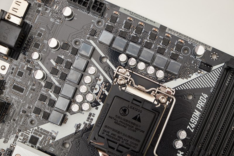 Od ukupno 12 naponskih faza, 8 je odvojeno za napajanje CPU jezgri, po jedna za napajanje različitih kontrolera te dvije za napajanje integrirane grafičke kartice