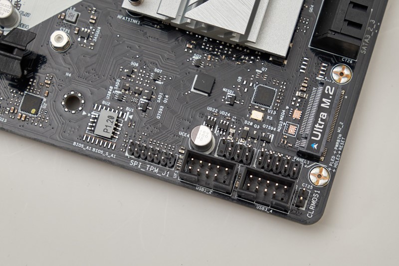 Sekundarni M.2 utor smješten je uz sami rub ploče. Podno njega vidimo dva konektora za USB 2.0 te jumper za resetiranje postavki UEFI-ja