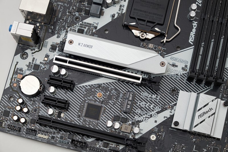 Primarni M.2 utor smješten je iznad grafičke kartice, a ispod nje je utor za WiFi karticu. Ploča straga ima pripremu za antene