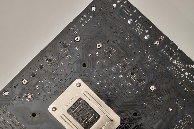 Na poleđini ploče smješteni su doubleri PWM signala, ali i dva jednofazna PWM kontrolera