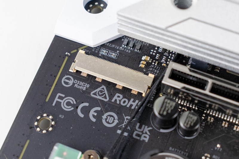 Takozvani eDP konektor potreban je samo posebnoj sorti entuzijasta, no svejedno je lijepo vidjeti kako je ASRock mislio (i) na njih