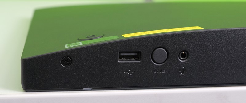 S donje strane računala Asus je postavio dodatni USB 2.0 priključak, potom tipku za promjenu načina rada te kombinirani 3,5 mm audiopriključak. Na fotografiji se još može uočiti i okrugla tipka za uključivanje