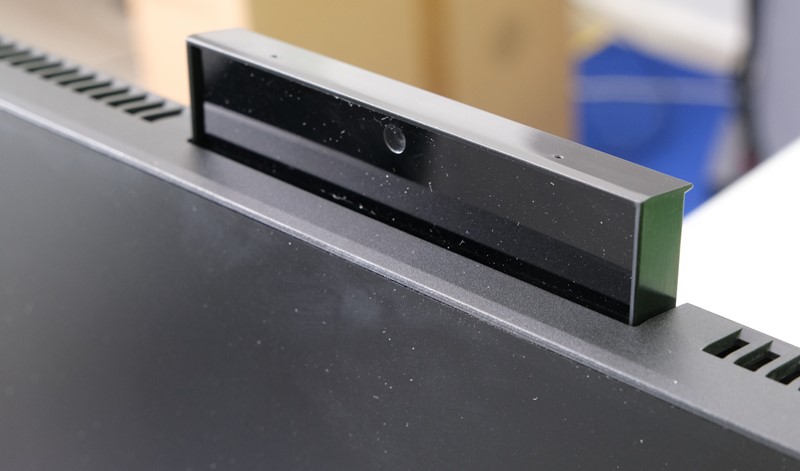 Web-kamera se automatski uključuje nakon što korisnik izvuče plastični modul u kojem se nalazi. Maksimalna razlučivost je 1080p, a kvaliteta videa sasvim je pristojna za potrebe konferencijskih poziva. Lijevo i desno od modula Asus je postavio otvore za hlađenje računala