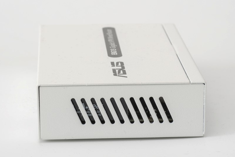 Metalno kućište tijekom rada je toplo, a perforacije pomažu rashlađivanju, no uređaj ujedno čine ranjivijim na vlagu