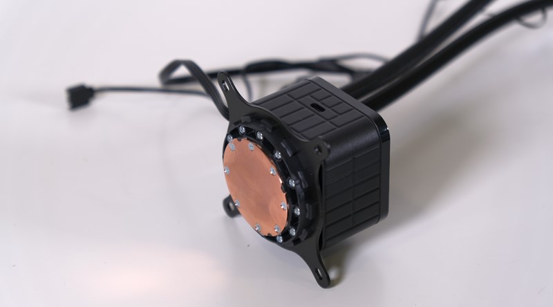 Baza vodenog bloka izrađena je od bakra, dok se vodena pumpa povezuje preko standardnog 4-pinskog konektora