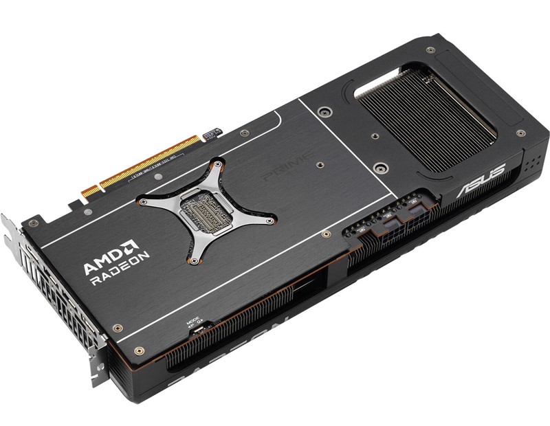 Metalni poklopac sa stražnje strane povećava ukupnu čvrstoću kartice, a dodatni prorez napravljen je kako bi se poboljšalo hlađenje