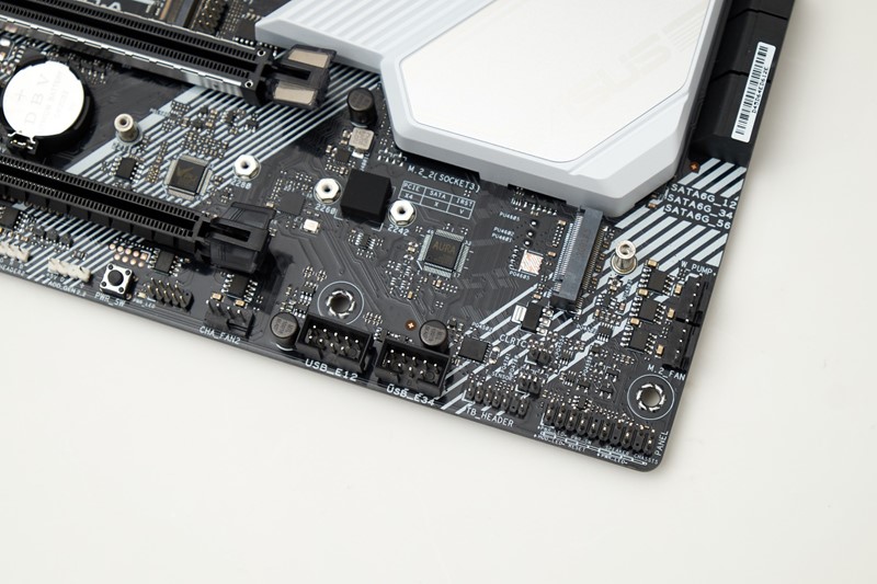 Donji M.2 utor nema hladnjak, no ima nosače za isti. Samim time, ako planirate koristiti samo jedan SSD, nije loše ubaciti ga upravo u ovaj utor te prebaciti hladnjak s gornjeg utora na ovaj donji