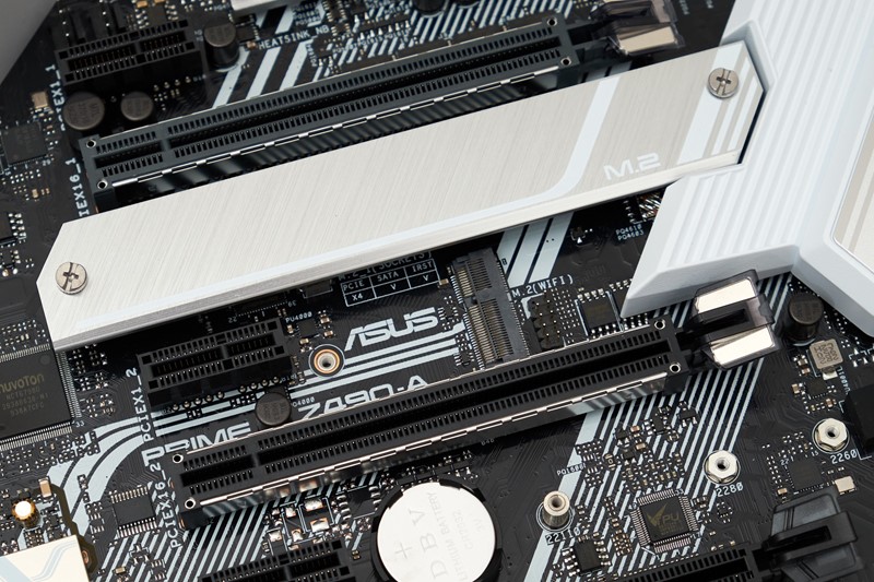 Iza kratkog PCIe x1 utora nalazi se i M.2 utor za ugradnju Wi-Fi kartice. Nažalost, ploča nema pripremu za izvlačenje antena na van