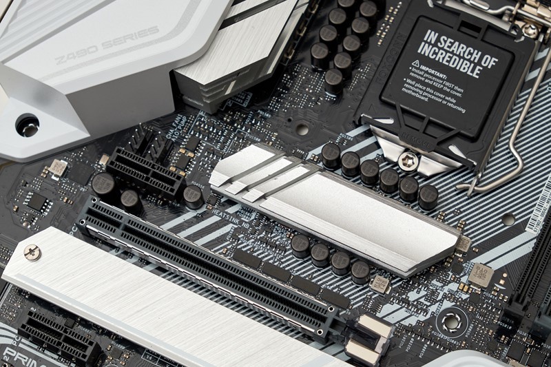 VCCSA napajanje je izmješteno ispod procesora i opremljeno vlastitim hladnjakom